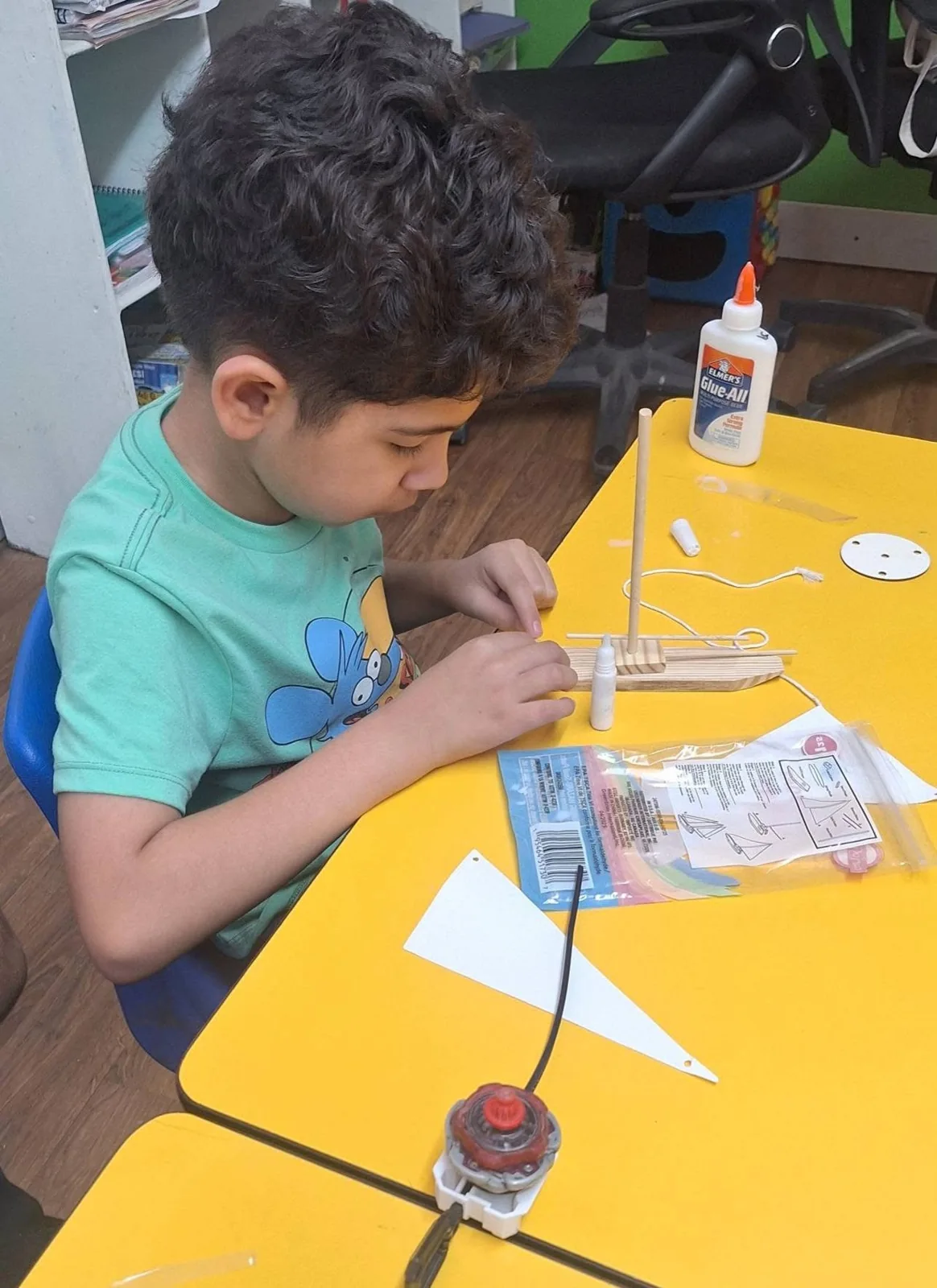 Comunidad escolar durante evento al aire libre